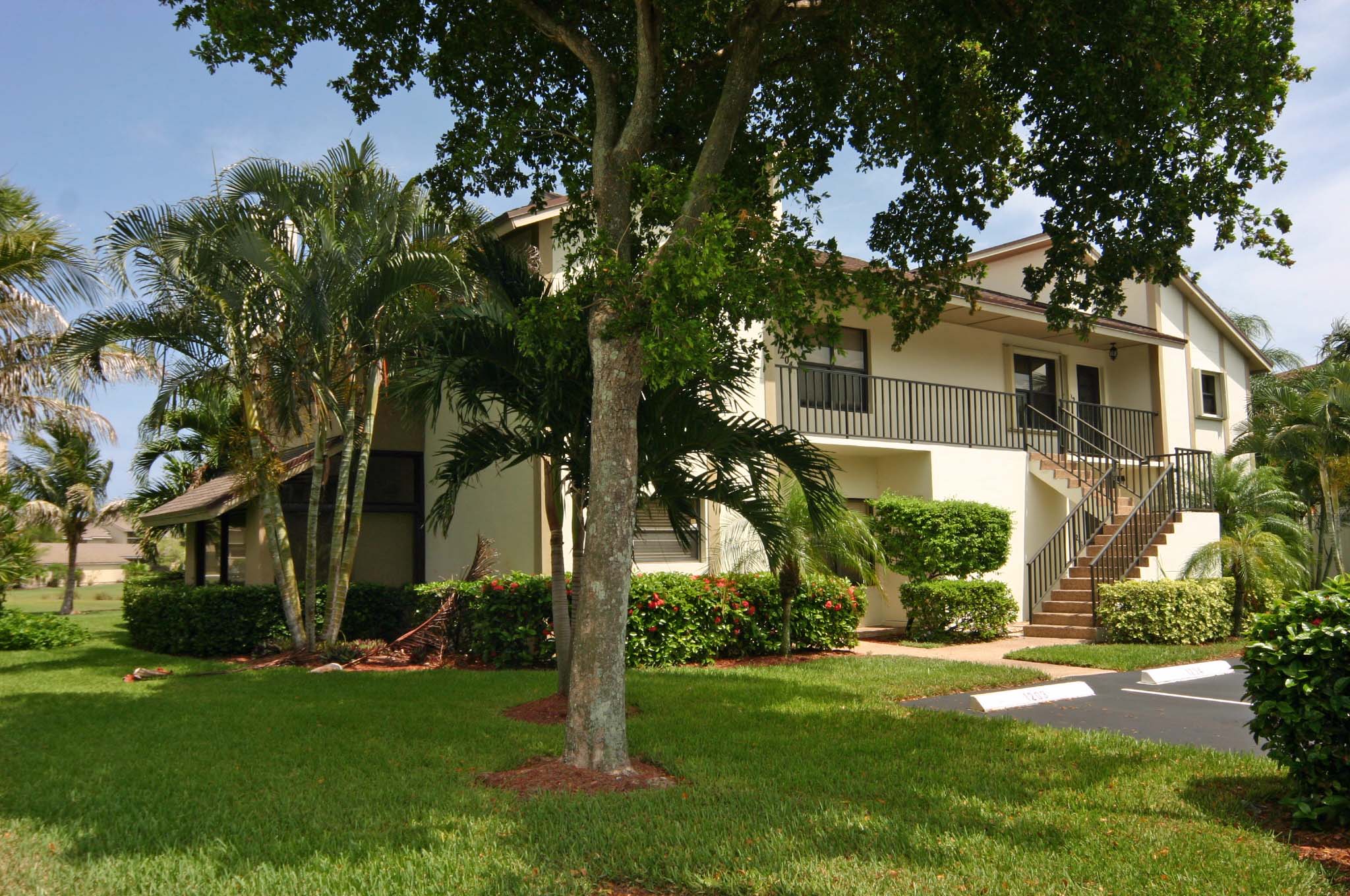 Fully furnished ground floor Jupiter Dunes condo on the golf course